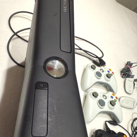 Xbox 360 Slim 250GB Console Bundle + 2 Wireless Controllers + Accessories TESTED - Picture 6 of 10